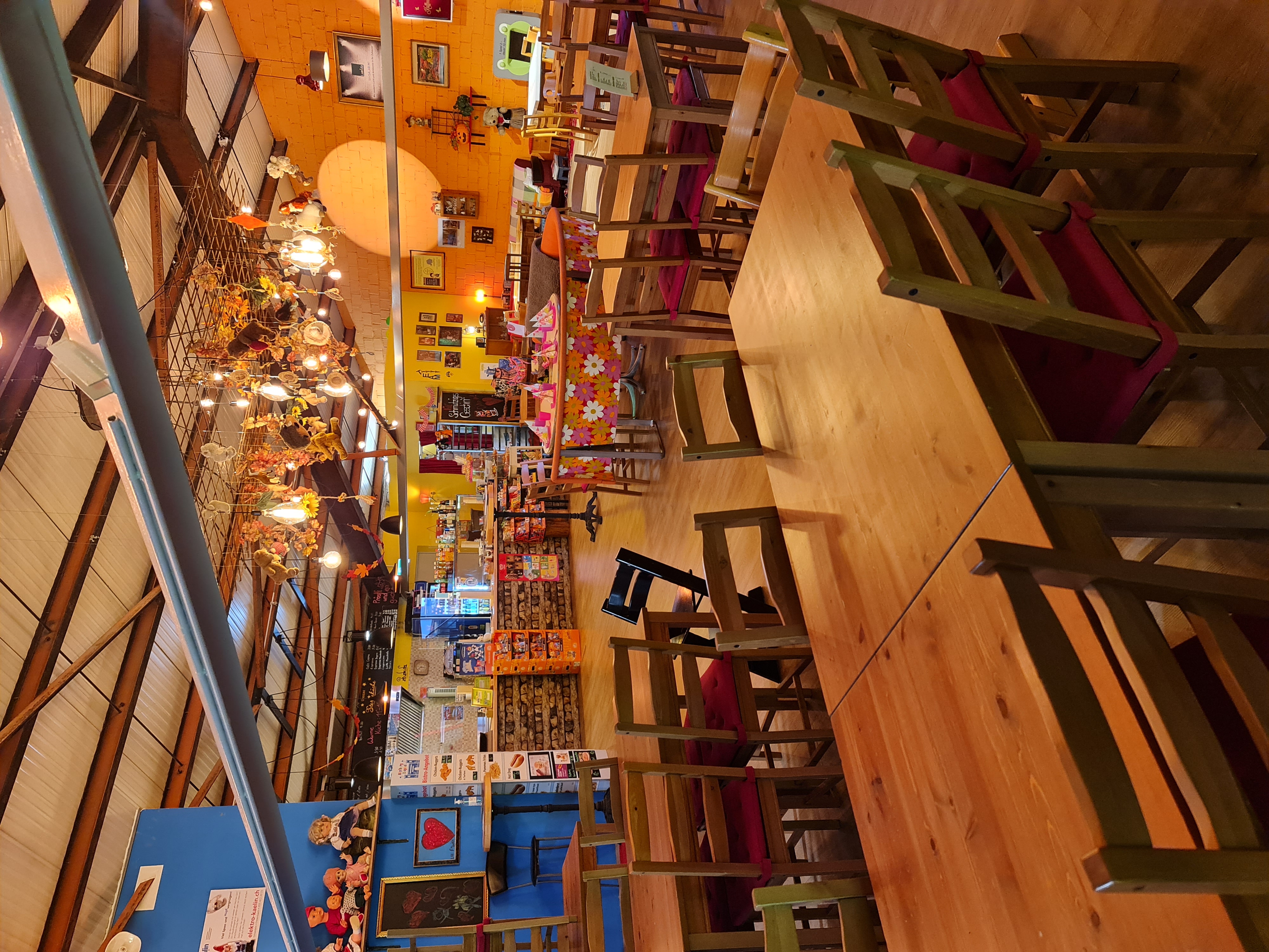 Ausflugsziel: Bistro mit über 100 Sitzplätze durchgehend  warme Küche bis 16:45 Uhr - Indoorspielplatz Einsiedeln