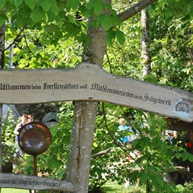 Ausflugsziel: Eingang zum Mühlenmuseum das Einblick in das Leben von anno dazumal gibt. - Forellenzirkus