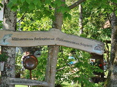 Ausflugsziel: Eingang zum Mühlenmuseum das Einblick in das Leben von anno dazumal gibt. - Forellenzirkus