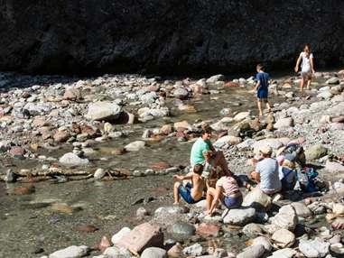 Ausflugsziel: Kundler Klamm Wildschönau - Plantschen bei den seichten Stellen am Ende Klamm - Kundler Klamm Wildschönau
