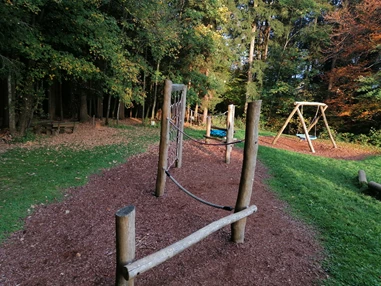 Ausflugsziel: Wald Wissens Weg und Waldspielplatz Obertrum am See