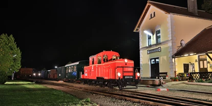 Viaggio con bambini - Geras - Abendstimmung am Bahnhof - Wackelstein-Express