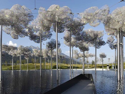Reis met kinderen - Fügen - Im Garten erwarten die Besucher neben der Kristallwolke auch ein Spielturm, Karussell und Spielplatz. - Swarovski Kristallwelten