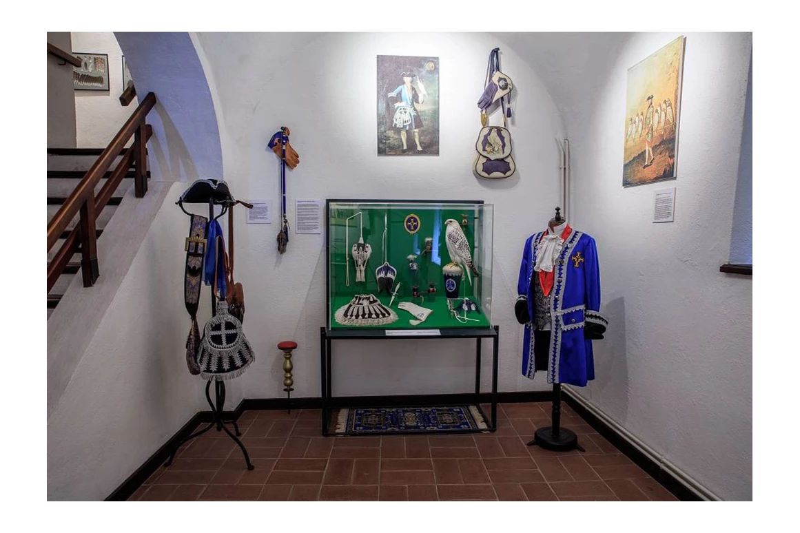 Ausflugsziel: Kleines Falknereimuseum mit ausgewählten Ausstellungsstücken und präparierten Greifvögeln - NÖ Falknerei- und Greifvogelzentrum Waldreichs