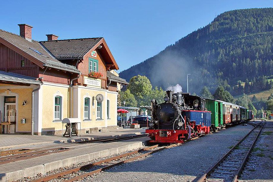 Ausflugsziel: Bahnhof Mauterndorf mit abfahrbereitem Personenzug - Taurachbahn