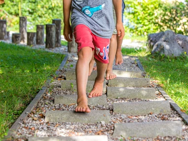 Ausflugsziel: Barfußweg bei der Seeburg (c) Peter Sütö | TVB Seekirchen - Schloss Seeburg Seekirchen