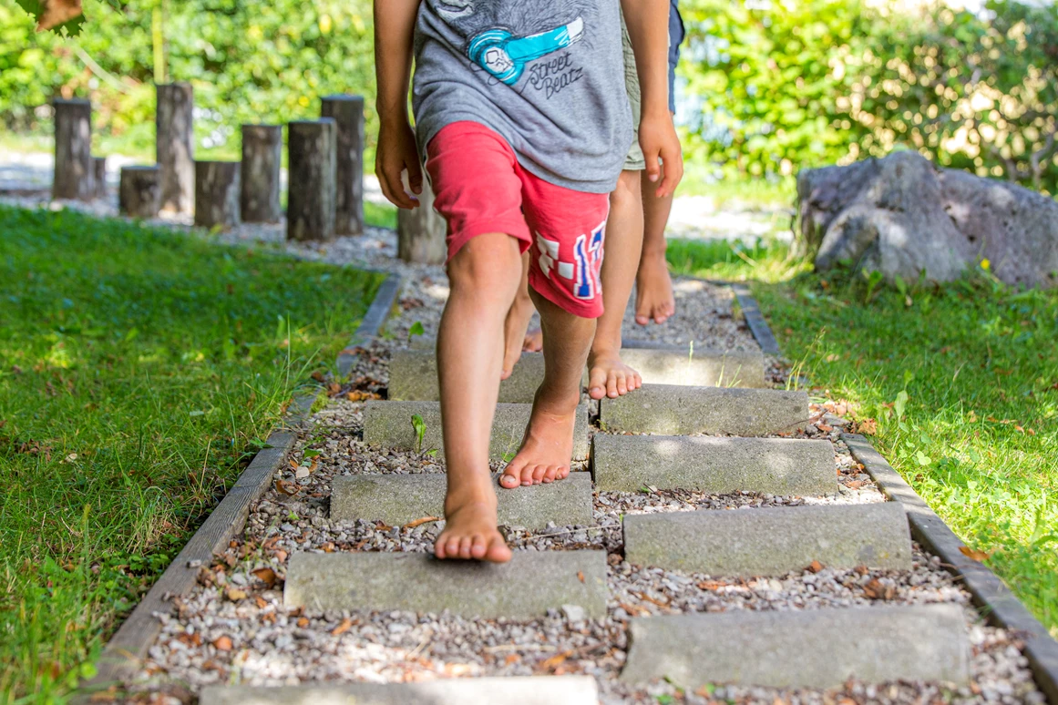 Ausflugsziel: Barfußweg bei der Seeburg (c) Peter Sütö | TVB Seekirchen - Schloss Seeburg Seekirchen