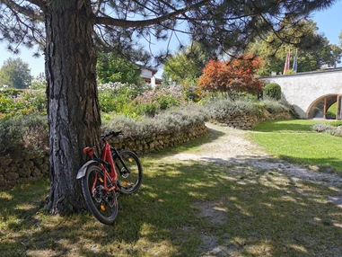 Ausflugsziel: Kräutergarten bei der Seeburg mit Wiegeliege (c) Peter Sütö | TVB Seekirchen - Schloss Seeburg Seekirchen