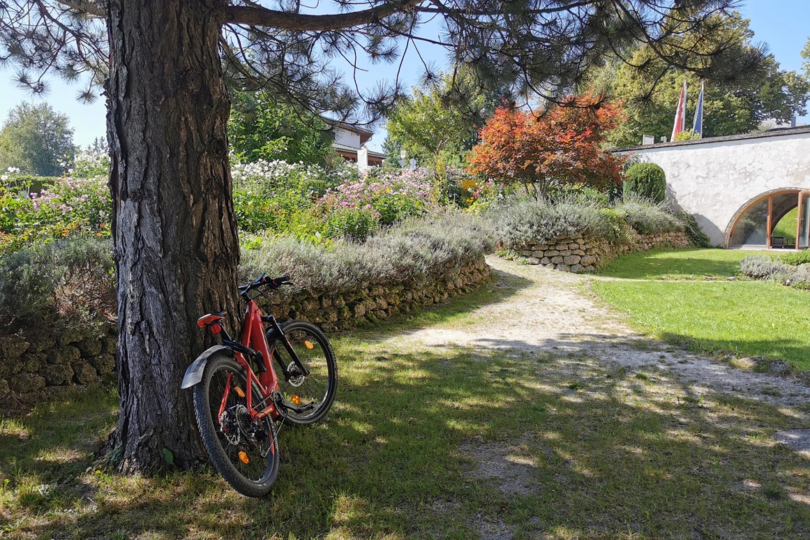 Ausflugsziel: Kräutergarten bei der Seeburg mit Wiegeliege (c) Peter Sütö | TVB Seekirchen - Schloss Seeburg Seekirchen