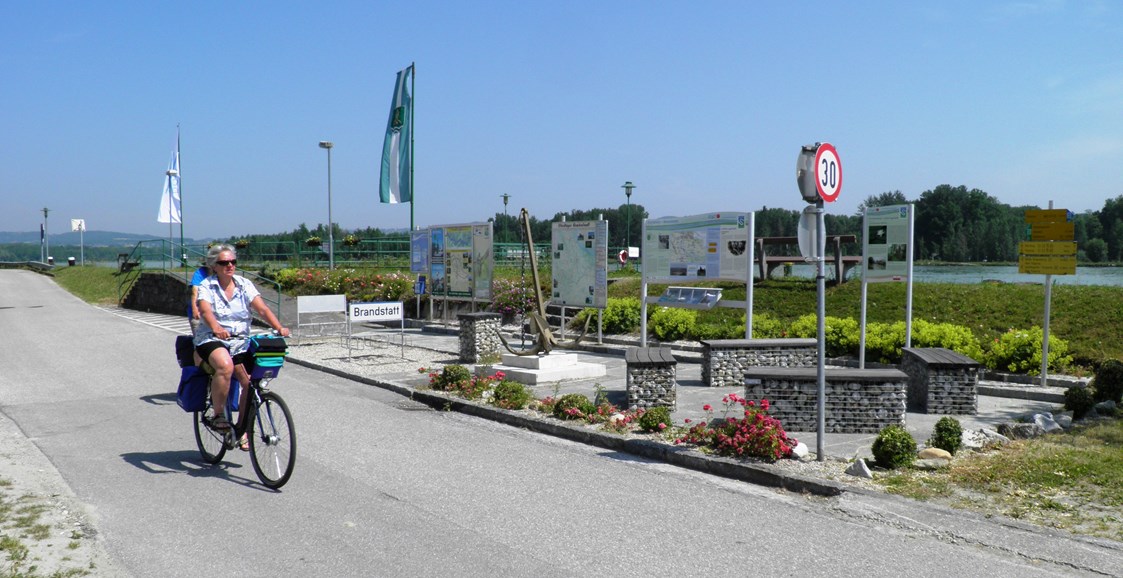 Ausflugsziel: Der Donauradweg führt vorbei an der Schiffsanlegestelle in Brandstatt und dem Gemüsespielplatz mit Hüpftomate und Kletterkarotte.  - Gemüselust - Spielpark Brandstatt