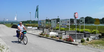 Trip with children - Kremsmünster - Der Donauradweg führt vorbei an der Schiffsanlegestelle in Brandstatt und dem Gemüsespielplatz mit Hüpftomate und Kletterkarotte.  - Gemüselust - Spielpark Brandstatt