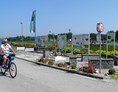 Ausflugsziel: Der Donauradweg führt vorbei an der Schiffsanlegestelle in Brandstatt und dem Gemüsespielplatz mit Hüpftomate und Kletterkarotte.  - Gemüselust - Spielpark Brandstatt