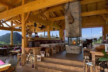 Ausflugsziel: Panorama Lounge mit Blick auf die Pongauer Bergwelt  - Oberforsthof Alm