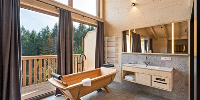 Reis met kinderen - Geinberg - Baumhotel Waldromantik mit Holzbadewanne, Infrarotkabine und Regendusche - Baumhotel Kopfing