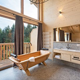Ausflugsziel: Baumhotel Waldromantik mit Holzbadewanne, Infrarotkabine und Regendusche - Baumhotel Kopfing 
