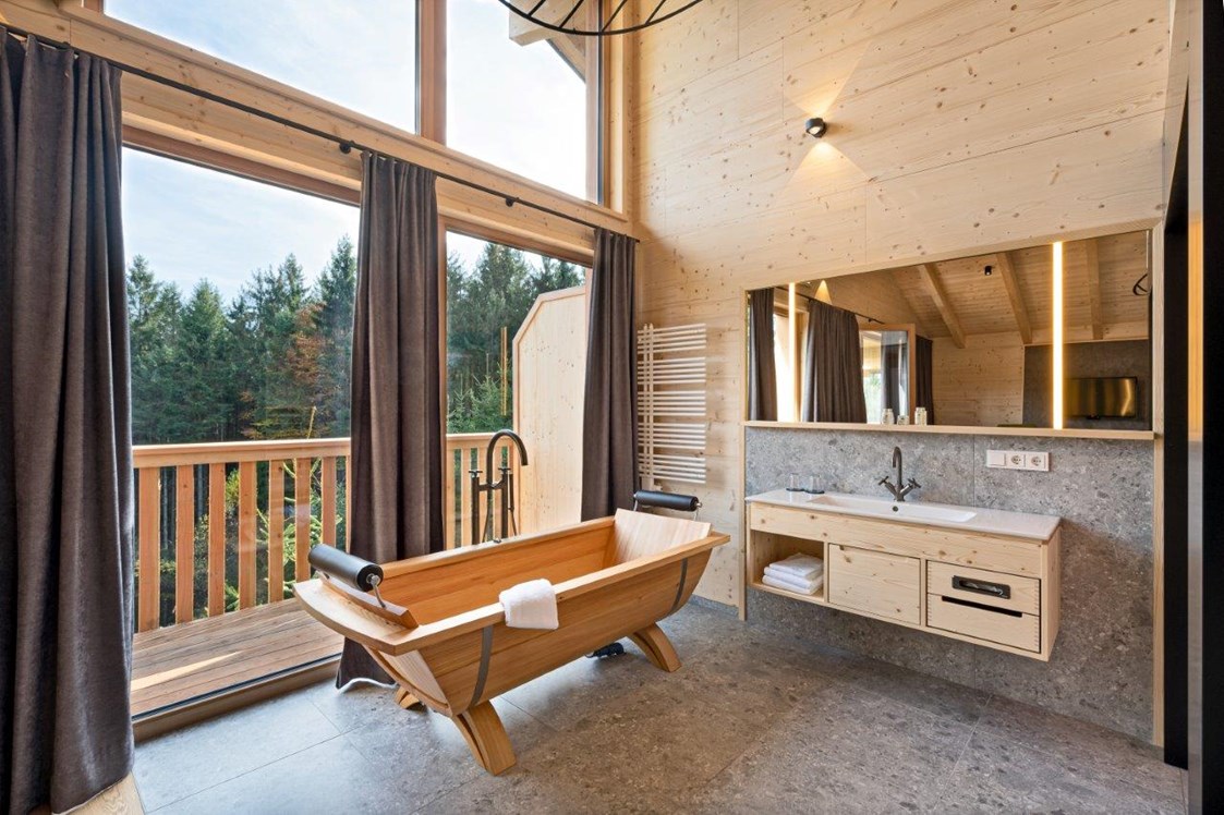 Ausflugsziel: Baumhotel Waldromantik mit Holzbadewanne, Infrarotkabine und Regendusche - Baumhotel Kopfing 