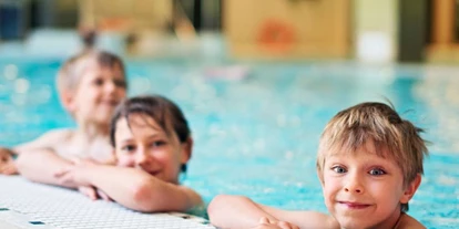 Ausflug mit Kindern - PLZ 14513 (Deutschland) - Symbolbild für unseren Bäder-Tipp: Schwimmhalle Kaulsdorf! - Schwimmhalle Kaulsdorf