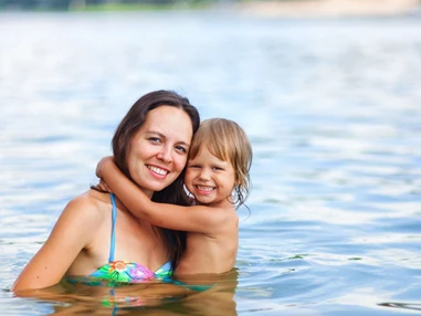 Ausflugsziel: Symbolbild für unseren Bäder-Tipp: Schwimmhalle Ernst-Thälmann-Park! - Schwimmhalle Ernst-Thälmann-Park