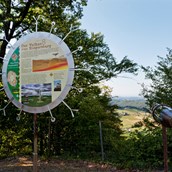 Ausflugsziel - Informationstafel beim Geo-Trail in Kapfenstein - Geo Trail Kapfenstein - Der Weg durch den Vulkan