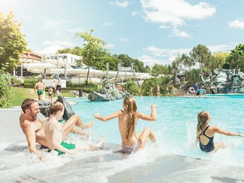 Therme Loipersdorf Highlights beim Ausflugsziel Fun-Park mit 5 abenteuerlichen Wasserrutschen
