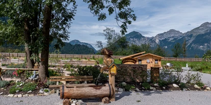 Ausflug mit Kindern - Kinderwagen: großteils geeignet - Bank, Mariengarten Kräutergarten Schlitters - Kräutergarten-Mariengarten Schlitters