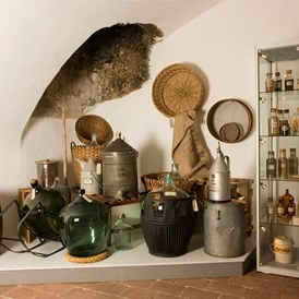 Ausflugsziel: Behältnisse in der Material- und Kräuterkammer - Apothekenmuseum Mauthausen