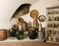 Ausflugsziel: Behältnisse in der Material- und Kräuterkammer - Apothekenmuseum Mauthausen