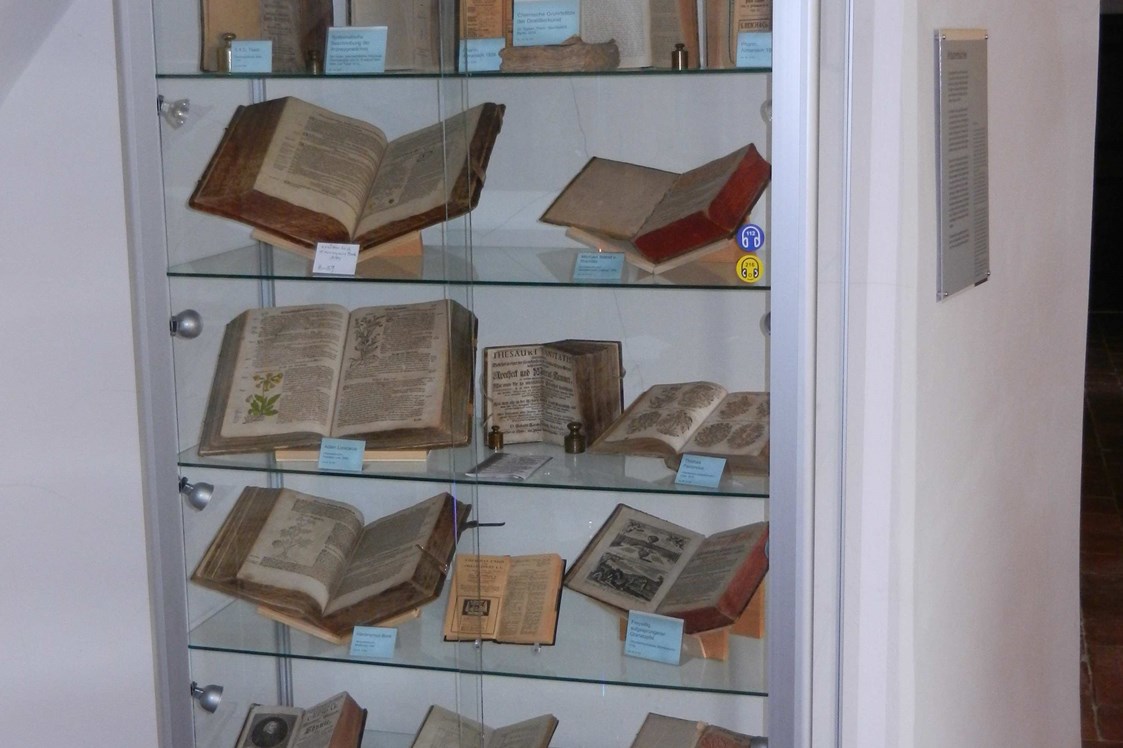 Ausflugsziel: Unsere Sammlung originaler historischer Kräuterbücher - Apothekenmuseum Mauthausen