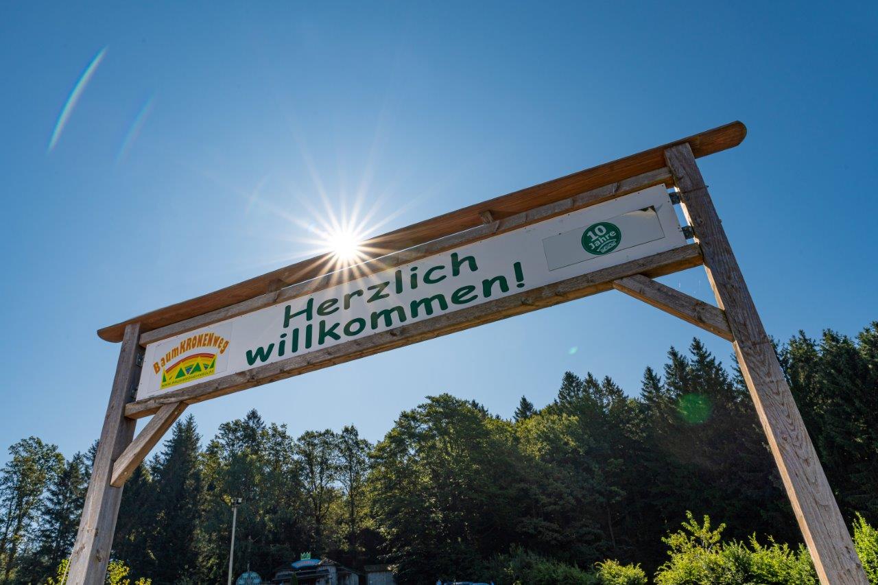 Ausflugsziel: Herzlich Willkommen - Schild am Baumkronenweg  - Baumkronenweg in der WaldEntdeckerWelt