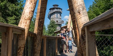 Ausflug mit Kindern - Oberösterreich - Familie genießt die Aussicht entlang des Weges  - Baumkronenweg Kopfing
