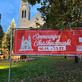 Ausflugsziel: Kirche, davor ist der Christkindlmarkt - Simmeringer Christkindlmarkt
