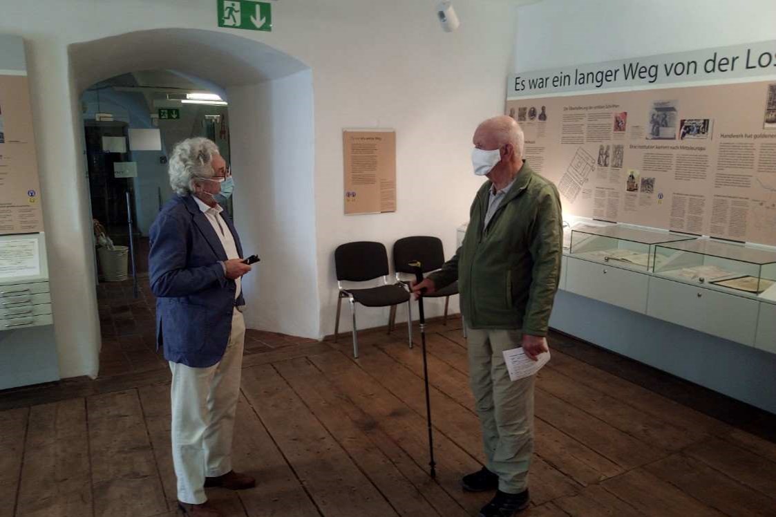 Ausflugsziel: Herr Strasser, ein Künstler aus Steyr, bespricht sein Projekt mit Hrn. Mag. Aichberger, dem Gründer des Museums. - Heimatmuseum Mauthausen