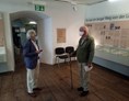 Ausflugsziel: Herr Strasser, ein Künstler aus Steyr, bespricht sein Projekt mit Hrn. Mag. Aichberger, dem Gründer des Museums. - Heimatmuseum Mauthausen
