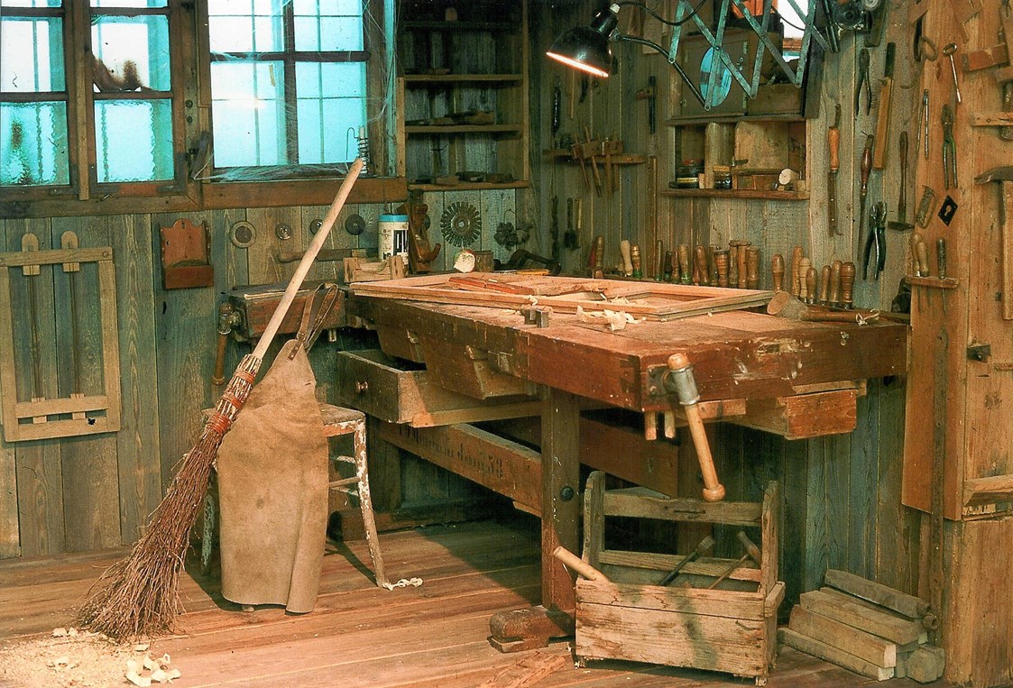Ausflugsziel: Eine orignial eingerichtete Tischlerwerkstatt aus den 1920er Jahren vermittelt die Arbeitsweise längst vergangener Tage.  - LIGNORAMA Holz- und Werkzeugmuseum