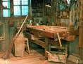 Ausflugsziel: Eine orignial eingerichtete Tischlerwerkstatt aus den 1920er Jahren vermittelt die Arbeitsweise längst vergangener Tage.  - LIGNORAMA Holz- und Werkzeugmuseum