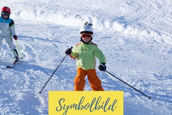 Ausflugsziel: Kind im Schnee auf Skiern - Symbolbild - Wachtberg Lifte