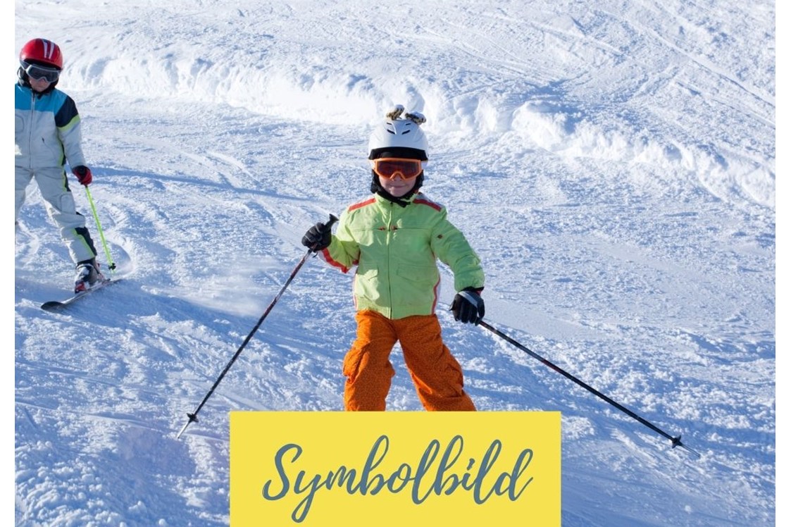 Ausflugsziel: Kind im Schnee auf Skiern - Symbolbild - Wachtberg Lifte