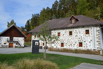 Ausflugsziel: Hirschbacher Bauernmöbelmuseum Edlmühle und Seminarhaus Kräuterstadel - Bauernmöbelmuseum