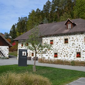Ausflugsziel: Hirschbacher Bauernmöbelmuseum Edlmühle und Seminarhaus Kräuterstadel - Bauernmöbelmuseum