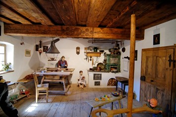 Ausflugsziel: Diorama Zimmermannswerkstätte und Malstube. - Bauernmöbelmuseum