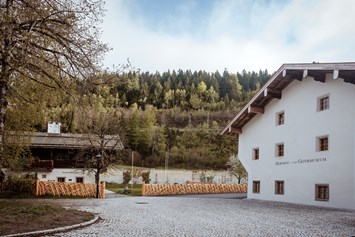 Ausflugsziel: Das mittelalterliche Bergbaudorf Hütten mit dem Gewerkenhaus (links) und dem Thurnhaus (rechts), die das Bergbau- und Gotikmuseum Leogang bilden. - Bergbau- und Gotikmuseum Leogang