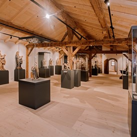Ausflugsziel: Der Raum unserer Hauptausstellung "Schöne Madonnen # Salzburg. Gussstein um 1400.". - Bergbau- und Gotikmuseum Leogang