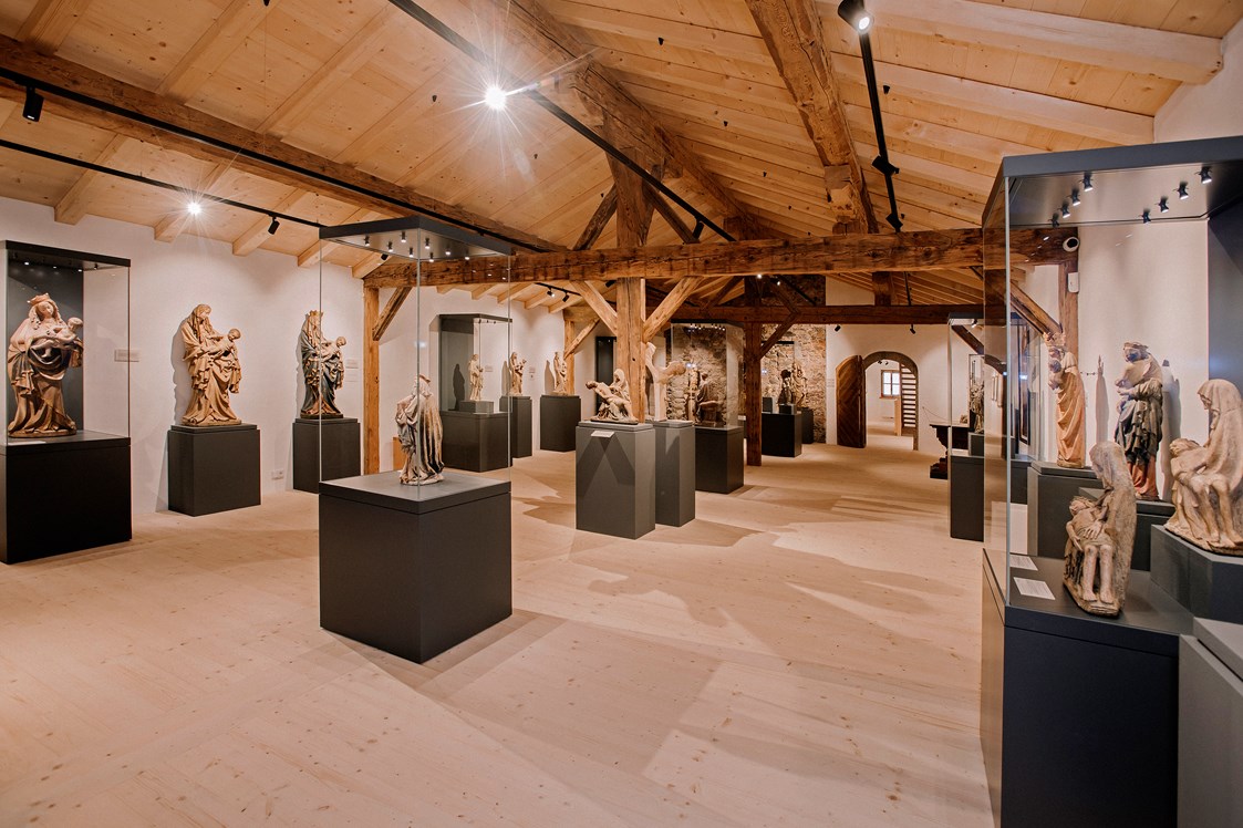 Ausflugsziel: Der Raum unserer Hauptausstellung "Schöne Madonnen # Salzburg. Gussstein um 1400.". - Bergbau- und Gotikmuseum Leogang