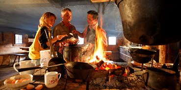 Ausflug mit Kindern - Oststeiermark - Peter Almer beim Häfennigl kochen in der Rauchstube. - Heimatmuseum Rauchstube Anger