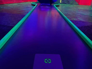 Ausflugsziel: Schwarzlicht Minigolf in Freizeitpark