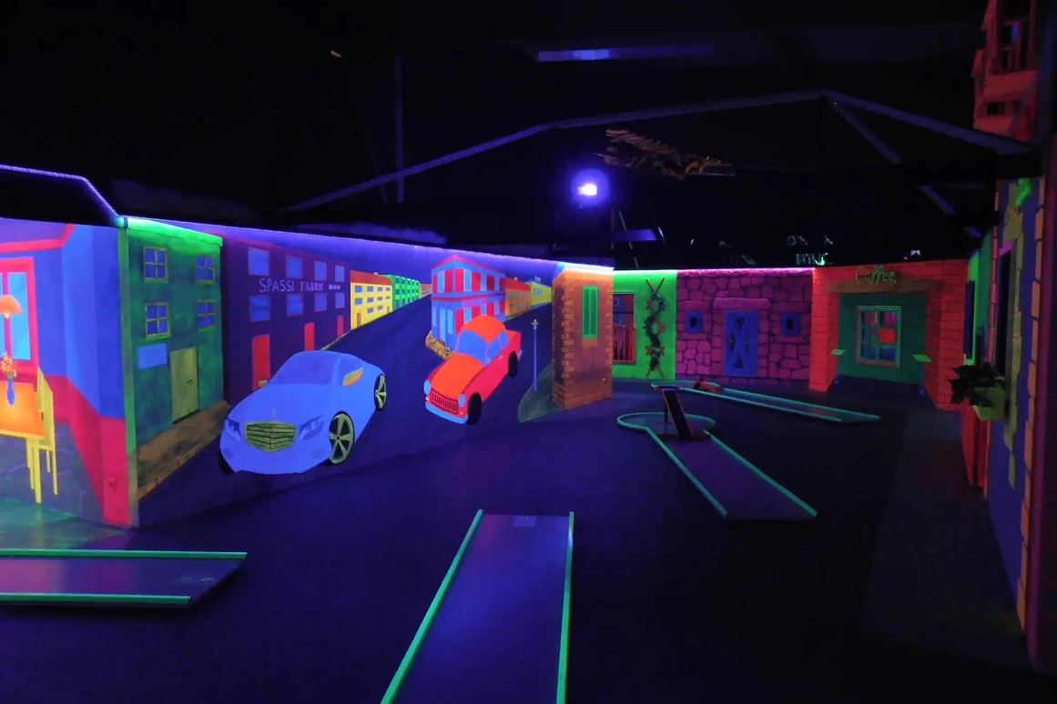 Ausflugsziel: Schwarzlicht Minigolf in Freizeitpark