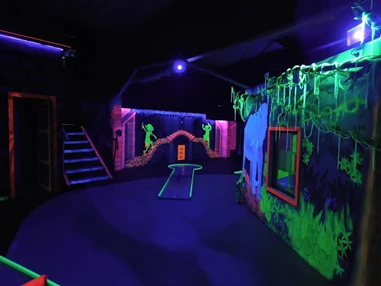 Ausflugsziel: Schwarzlicht Minigolf in Freizeitpark