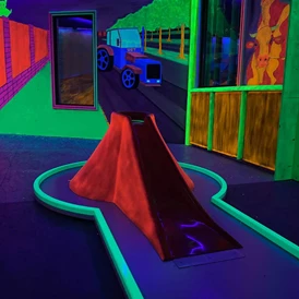 Ausflugsziel: Schwarzlicht Minigolf in Freizeitpark