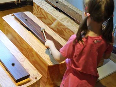 Ausflugsziel: Klangkästen. Noch mehr Mitmachstationen: Z. B. Holzverbindungen, Kugelbahn, Schleifkasten...  - Spessartmuseum Lohr am Main