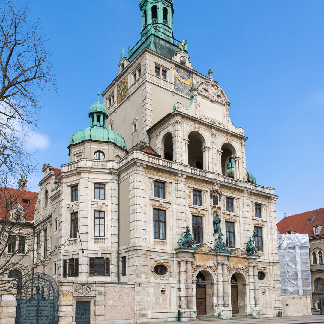 Viaggio con bambini - Ausflugsziel ist: eine kulturelle Einrichtung - Symbolbild für Ausflugsziel Das Bayerische Nationalmuseum und seine Sammlungen. Keine korrekte oder ähnlich Darstellung! - Das Bayerische Nationalmuseum und seine Sammlungen